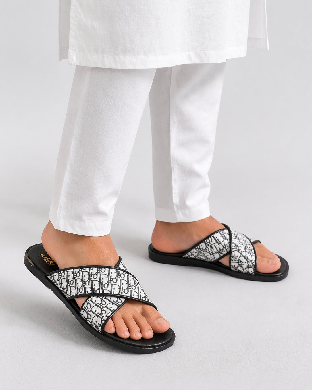 WHITE TEXTURED SLIPPERS